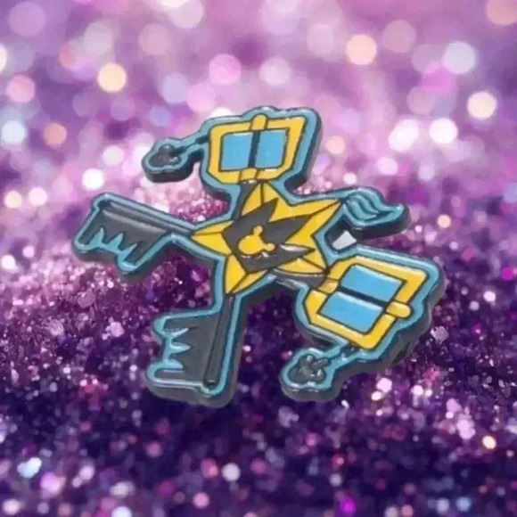 Kingdom Heart Keyblade Enamel Pin - Picture 1 of 3
